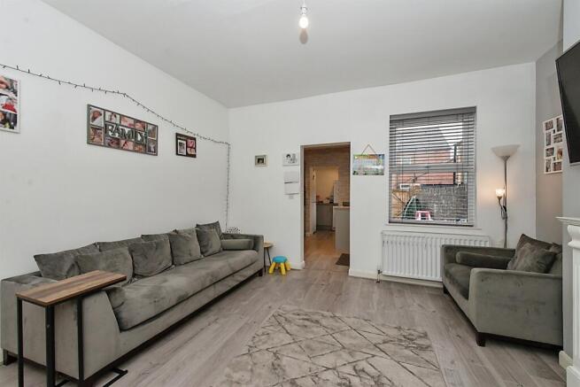 2 bed Terraced to rent Image 6