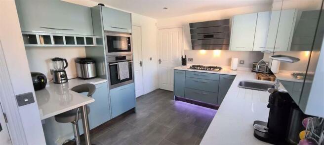 KITCHEN/BREAKFAST ROOM