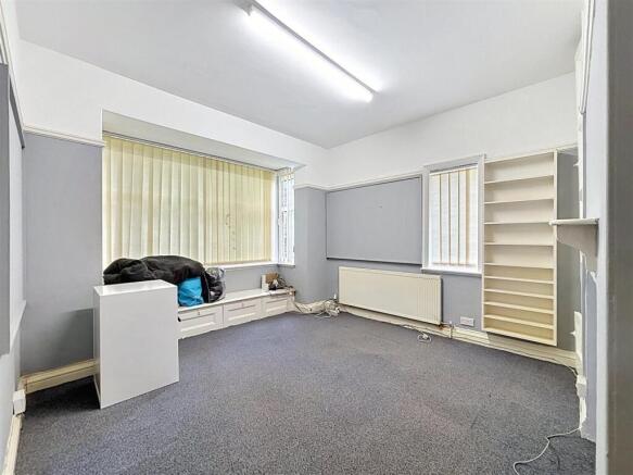 5 bed Detached for sale Image 12