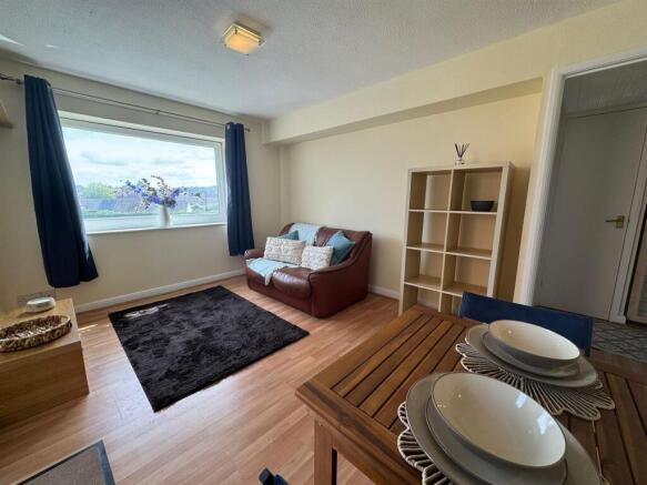 LOUNGE/DINING ROOM