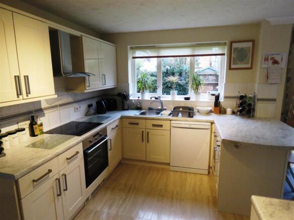 KITCHEN/DINING ROOM