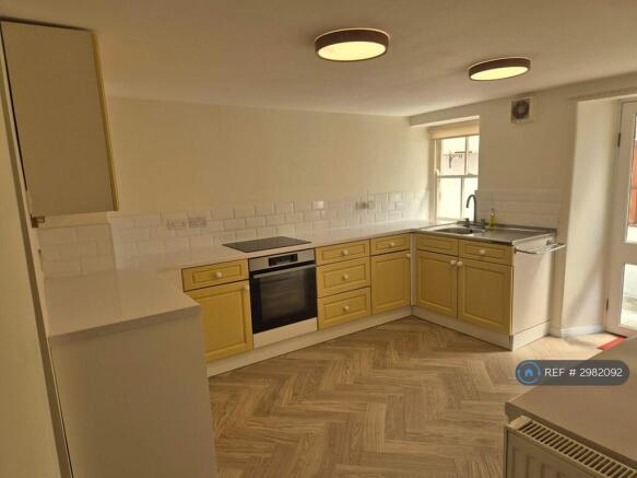 Large Light Airy Kitchen 
