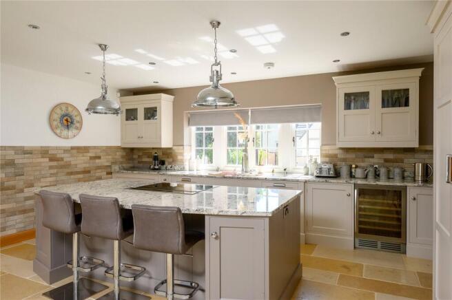 5 bed Detached for sale Image 10