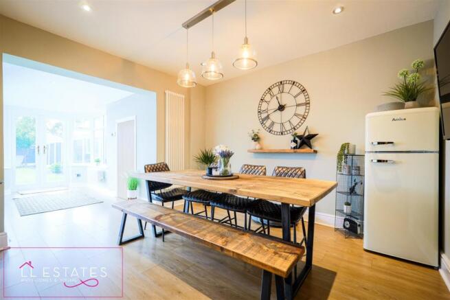 DINING ROOM.jpg