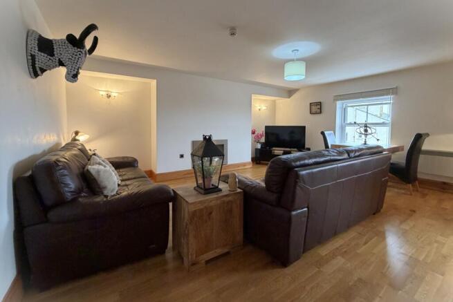 3 bed Flat for sale Image 5