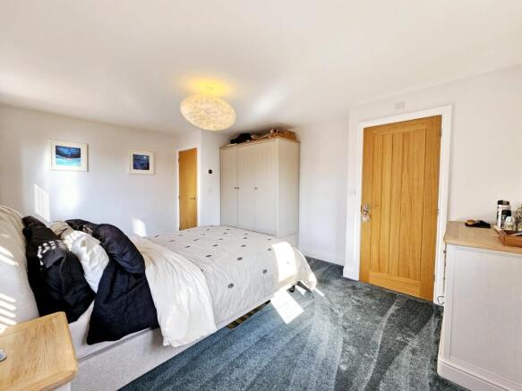 4 bed Detached for sale Image 11