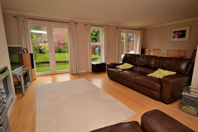 Lounge/Dining Room