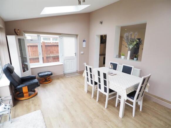 Sizeable Dining/ Sitting Room 601