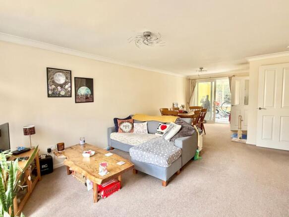 LOUNGE/DINING ROOM