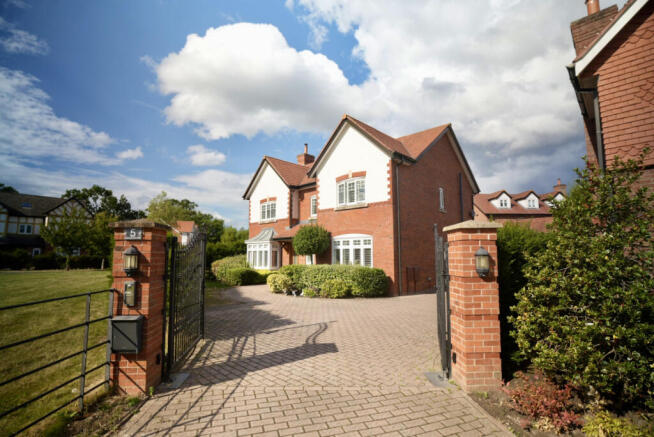 5 Bedroom Town House for Sale