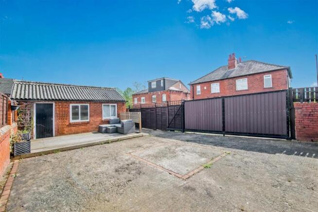 Off Street Parking / Single Garage: