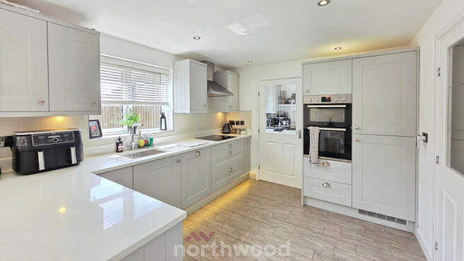 5 bed Detached for sale Image 5