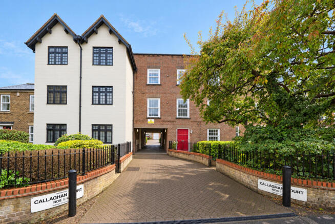 2-bed flat on Callaghan Court, High Street, Berkhamsted, Hertfordshire, HP4 2FQ, £350,000