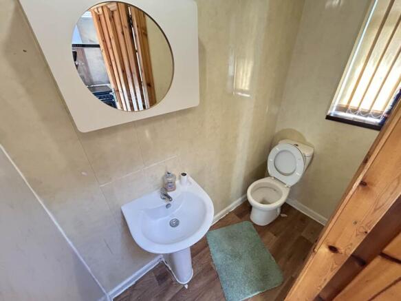 4 bed House to rent Image 10