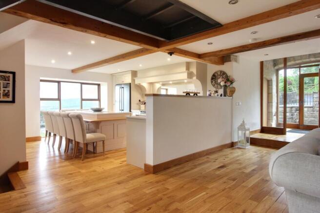 5 bed Detached for sale Image 7