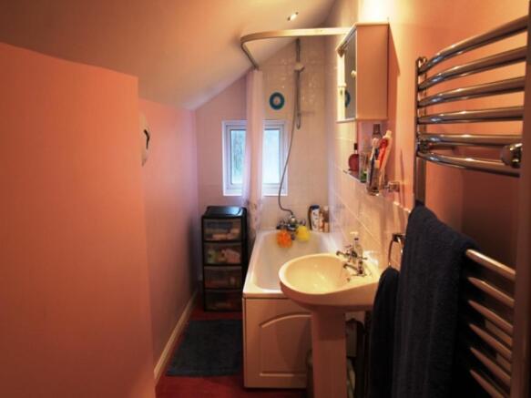 FAMMILY BATHROOM
