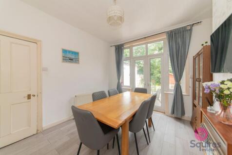 Squires Lane, London, N3
