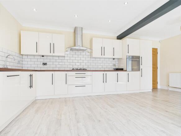 4 bed Detached to rent Image 4