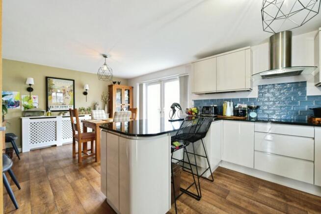 4 bed Detached for sale Image 5