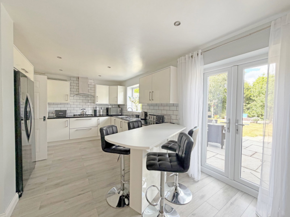 5 bed Detached for sale Image 7