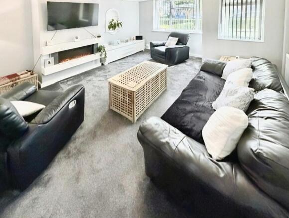 3 bed Semi-Detached for sale Image 4