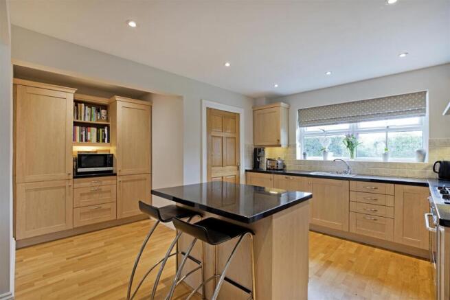 4 bed House for sale Image 7