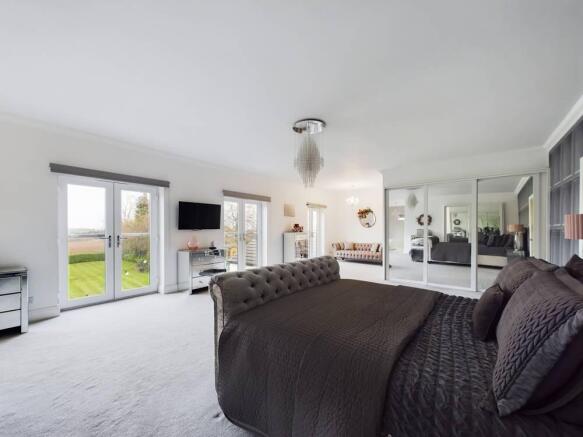5 bed Detached for sale Image 3