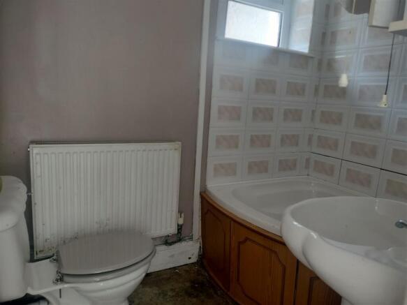 58 De Winton Terrace bathroom.jpg