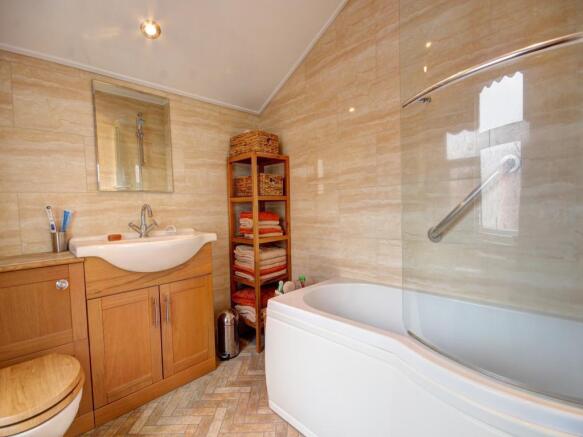 Family Bathroom / WC