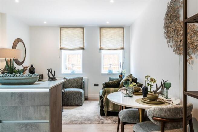 2-bed flat on Myrtle Road, Dorking, RH4, £425,000