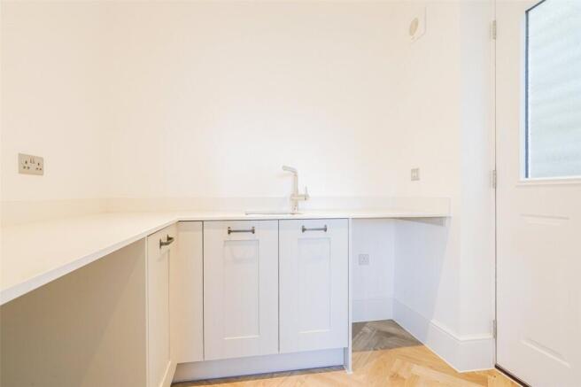 5 bed Detached for sale Image 8