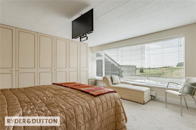 5 bed Detached for sale Image 12