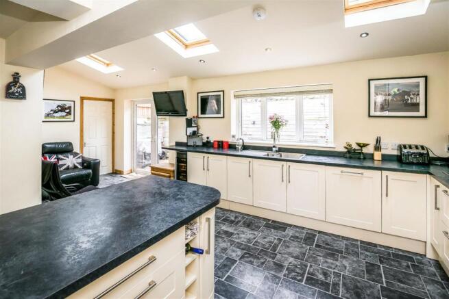 KITCHEN/DINING AREA