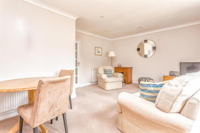 flat-courtlands-crescent-banstead-1010.jpg