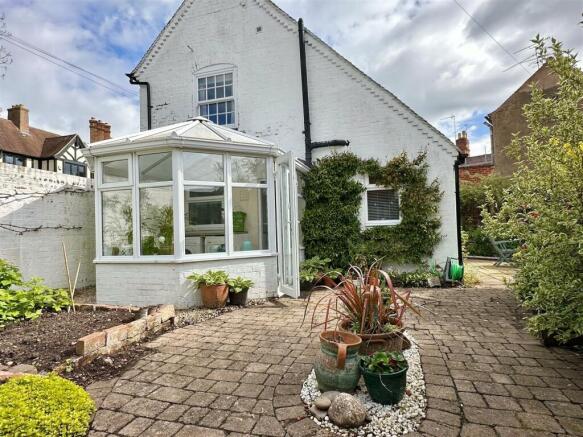 side courtyard garden