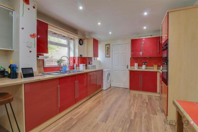5 bed Detached to rent Image 7
