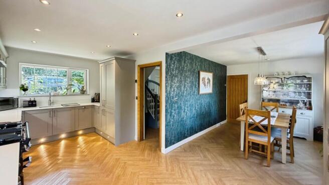 4 bed Detached for sale Image 7