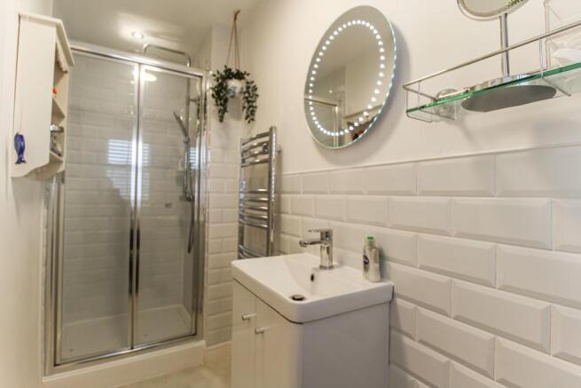 Master ensuite 2
