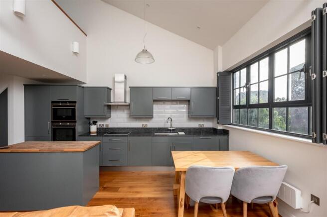 KITCHEN / DINING