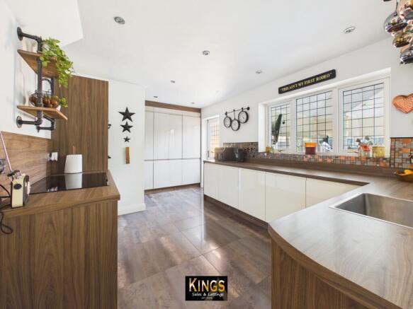 4 bed Detached for sale Image 6