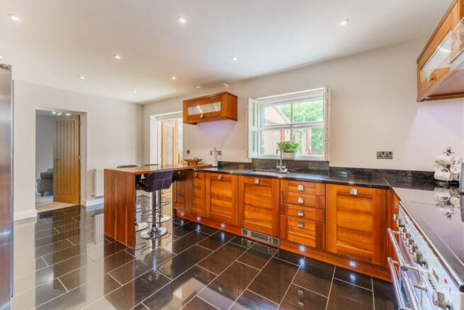 4 bed Detached for sale Image 9