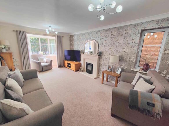 6 bed Detached for sale Image 4