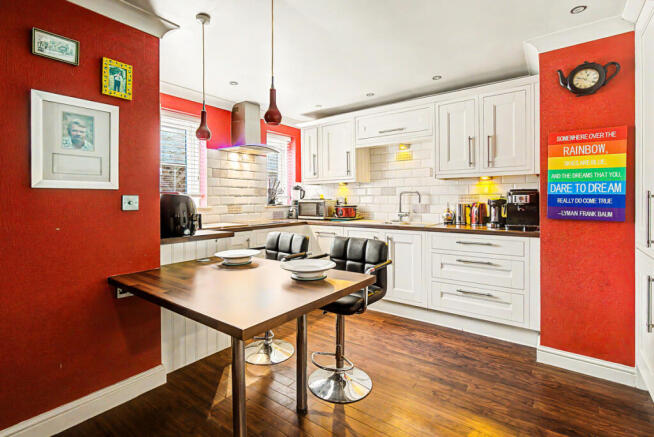 5 bed Detached for sale Image 4