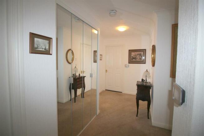 Lystra Court, 17 - Hallway 2.JPG