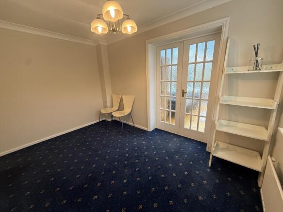 4 bed House to rent Image 10