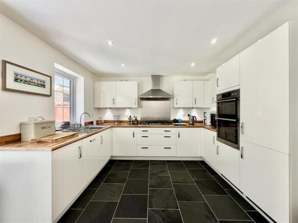 4 bed Detached for sale Image 4