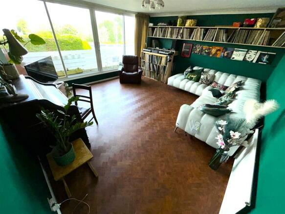 LOUNGE/DINER