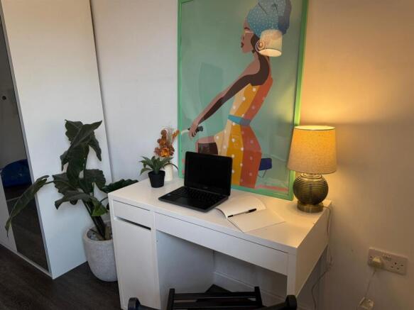 6 bed Apartment to rent Image 8