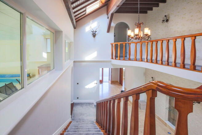 9 bed Detached for sale Image 12