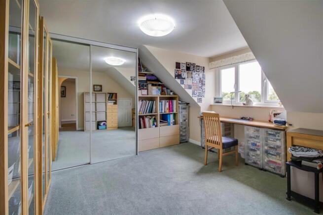 4 bed Detached for sale Image 11